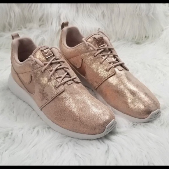 Nike Women's Roshe One Premium Shoes in Rose Gold! - Picture 2 of 8